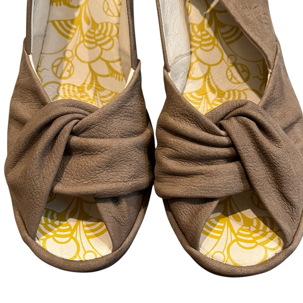 FLY London Yates Taupe Nubuck Wedge Sandal, Sz 39 - Picture 10 of 15